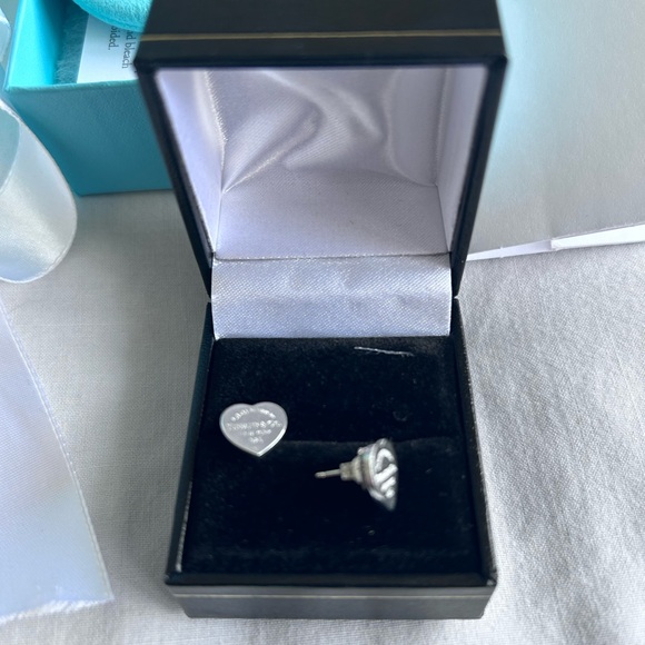 Return To Tiffany Heart Stud Earings - Picture 5 of 9